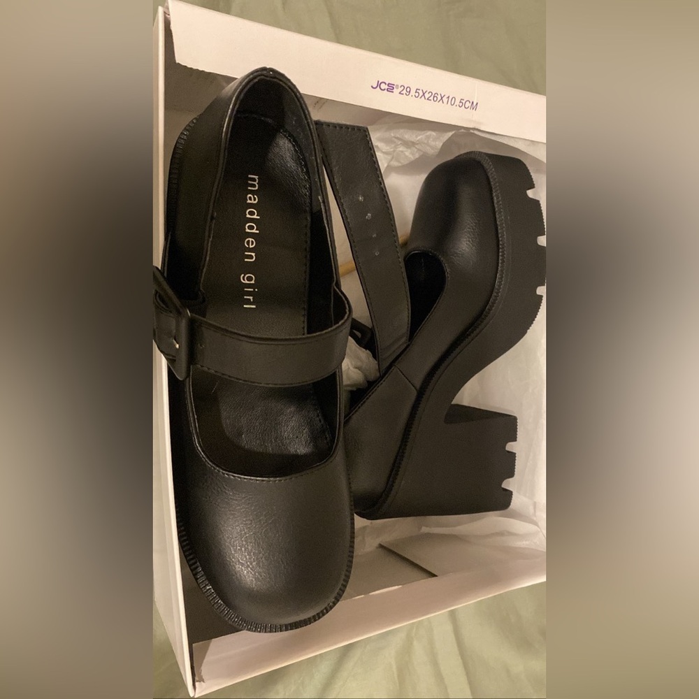 Super cute black trinity platform Mary Jane heels from Madden Girl! Size 6 :)